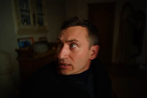 Мужчина напугано смотрит в сторону